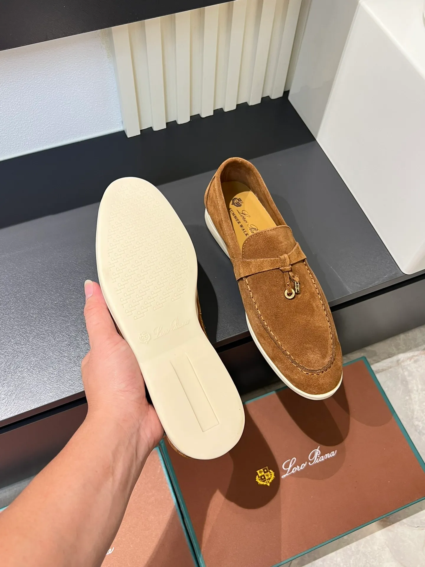 Men's shoes 💰p360 "Loro men's shoes 💰pian'*" Classic L men's shoes for couples 💰p Top version British flat loafers, a must-have item in old money style, the minimalist design is eye-catching and durable, a plus point for dressing The soft foot feel and texture are outstanding. They don’t scratch your feet and are very nice. They are matched with soft and waxy soles. They can be worn daily for a long time without getting tired. They are easy to wear, versatile and classic items, with perfect foot feel and texture! Imported cashmere fabric, the lining is made of imported A-grade water-dyed cow lining, the top version of the genuine leather midsole is sewn with pure handmade mark thread! Size: Female 35-40 (34. Customized) Male 38-44 (45.46. Customized)